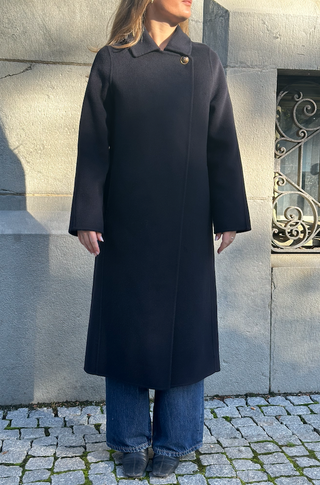 THE CURATED - The Tailored Coat - Dark Navy