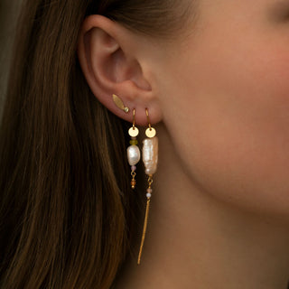 STINE A - Long Baroque Pearl With Chain Earring - Peach Sorbet