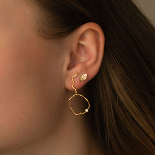 STINE A - Wavy Circle Earring W/Stone Right - Gold